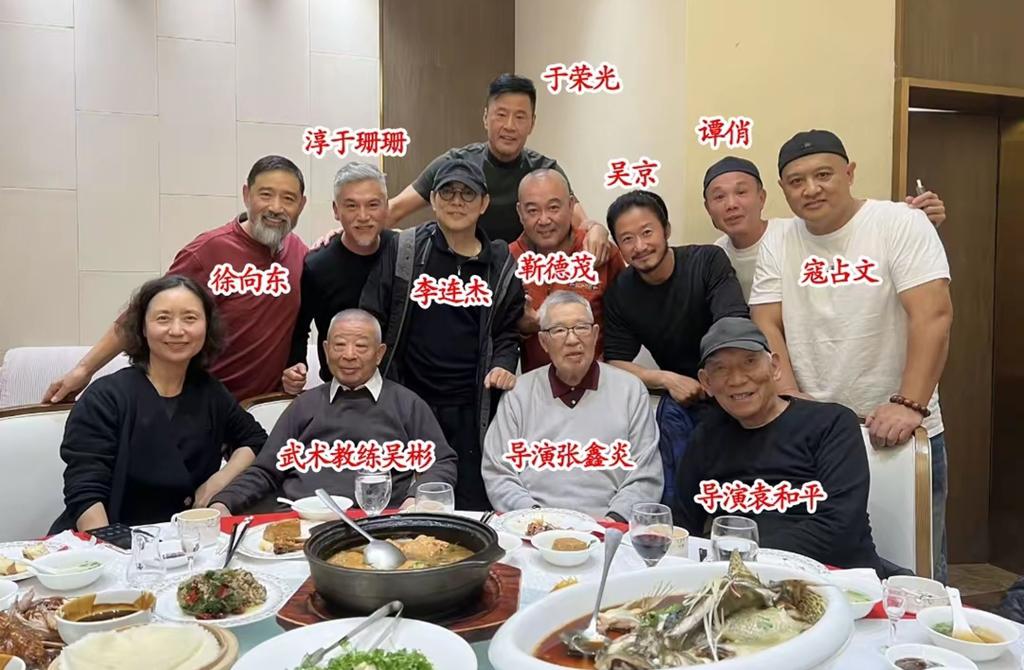 李連杰與吳京以及師父吳彬等人開心聚餐。（圖／翻攝自微博）