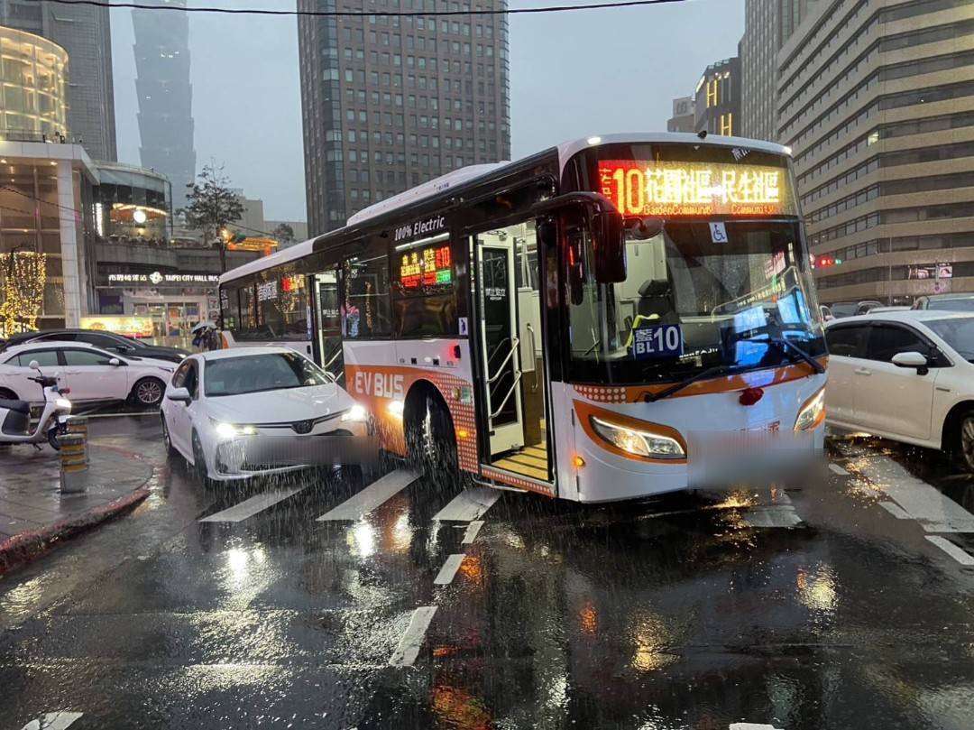 北市信義區昨（26 ）日交通顛峰時段，發生擦撞車禍。（圖／TVBS）