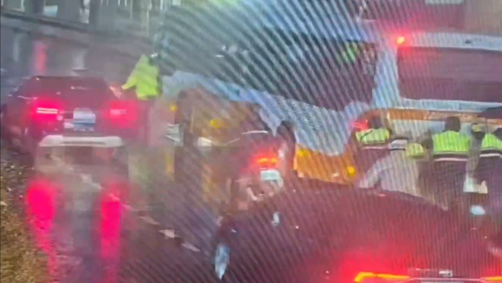 多名員警、義交合力將拋錨公車推往路邊。（圖／TVBS）