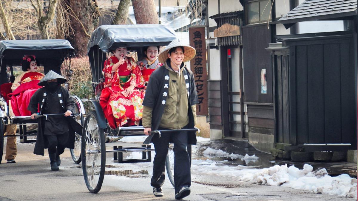 來賓風田擔任車伕。（圖／桂田文化藝術基金會、桂田文創提供）