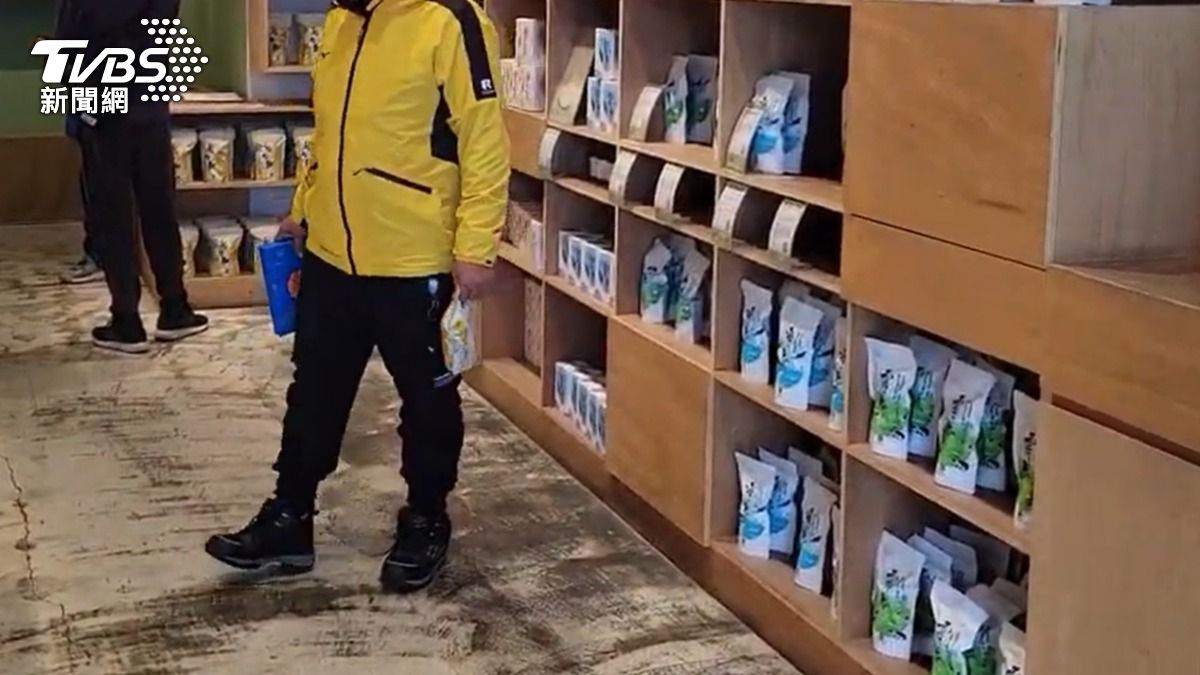 買伴手禮送親友，提袋竟貼「徐臻蔚敬贈」。（圖／TVBS）