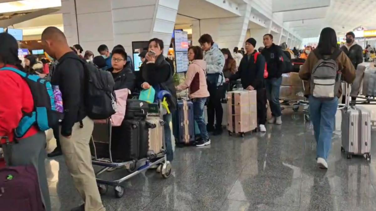 今日桃園機場雖然出入境人數相對減少，但現場依舊大排長龍。（圖／TVBS）
