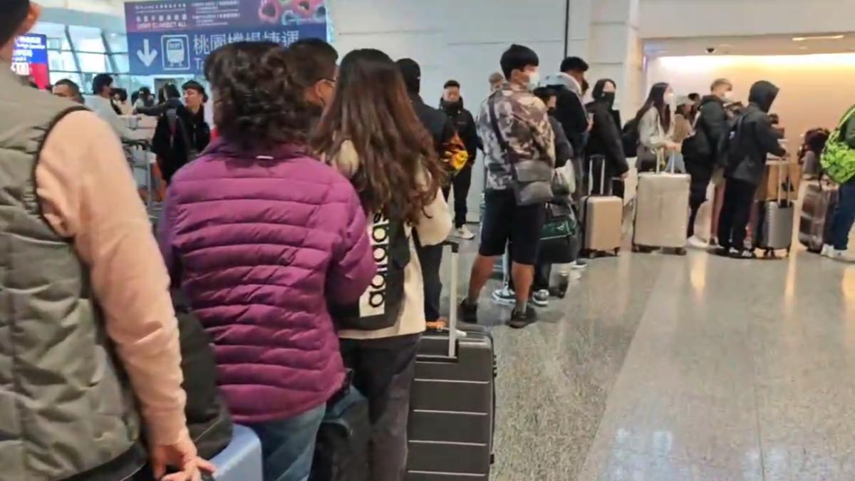 人潮多到排至通道。（圖／TVBS）