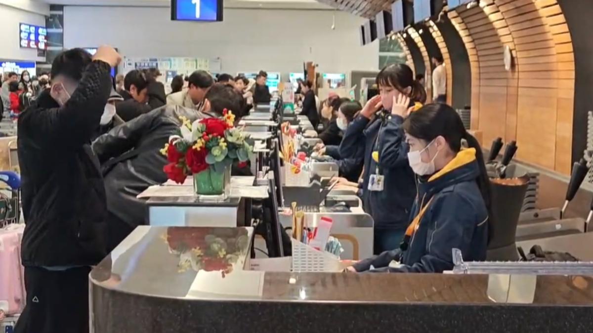 櫃台前擠滿報到民眾。（圖／TVBS）