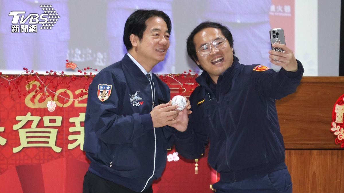 賴清德獲贈客製化棒球。（圖／潘建樺攝）