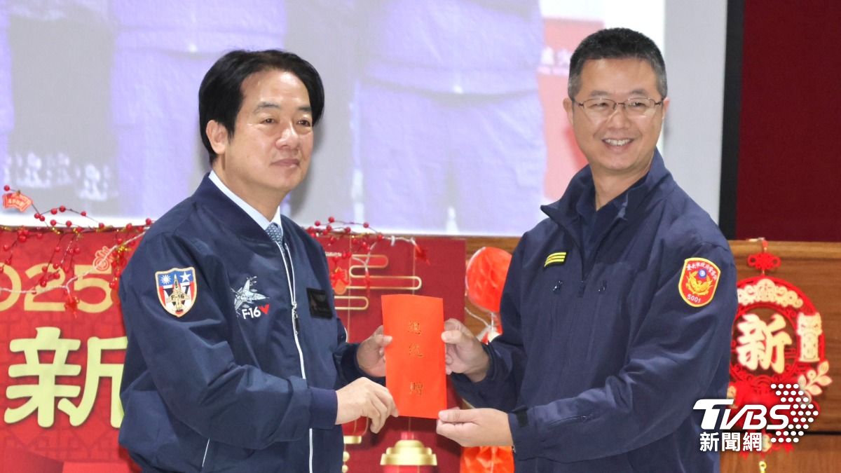 賴清德頒贈加菜金。（圖／潘建樺攝）