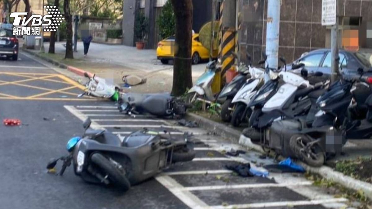 現場波及路邊3輛機車。（圖／TVBS）
