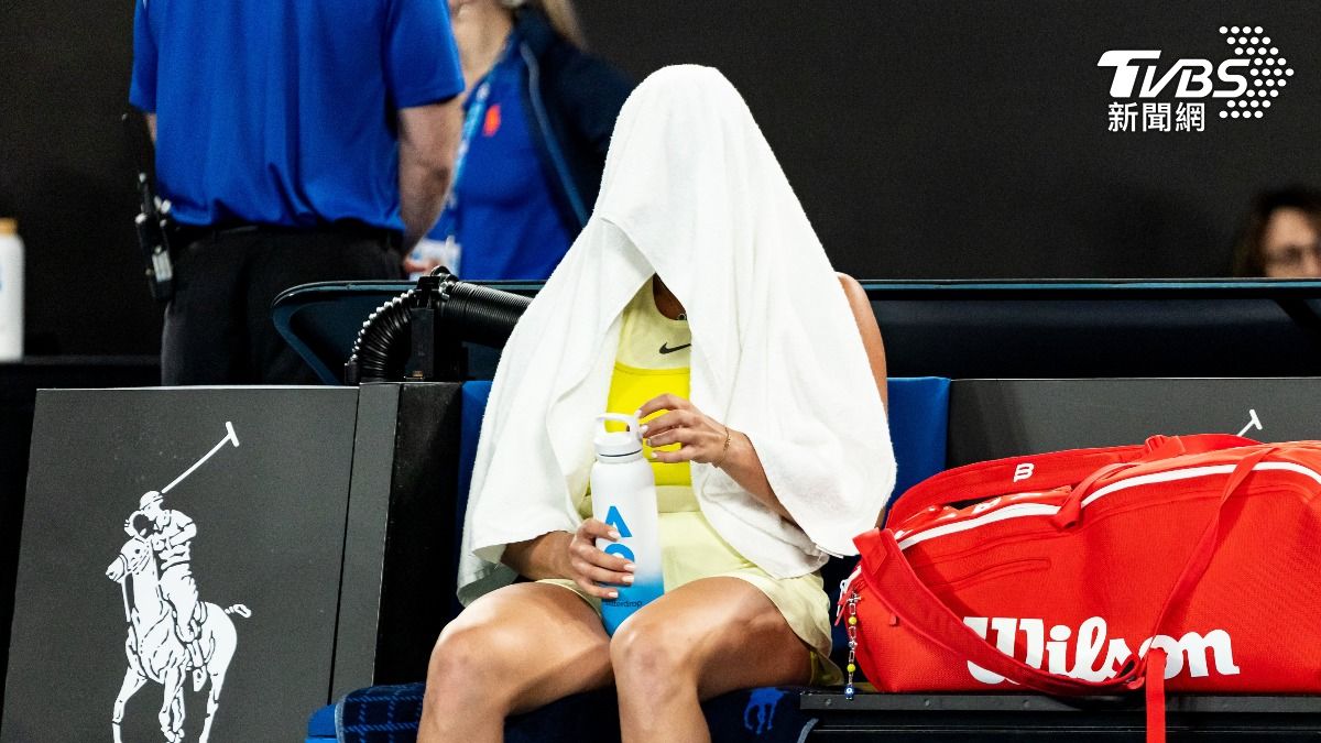 輸掉決賽後用毛巾蓋住自己的莎芭蓮卡。（圖／達志影像路透社）