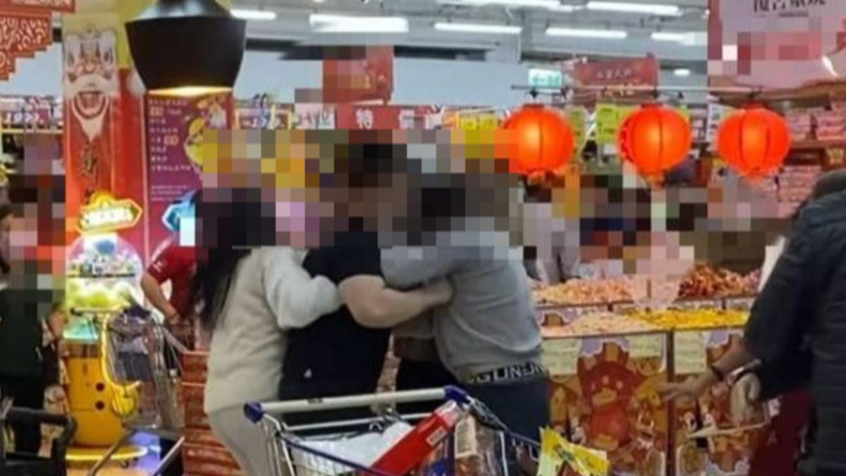 兩男採買年貨時激動互毆，家人也攔不住。（圖／翻攝自爆料公社）