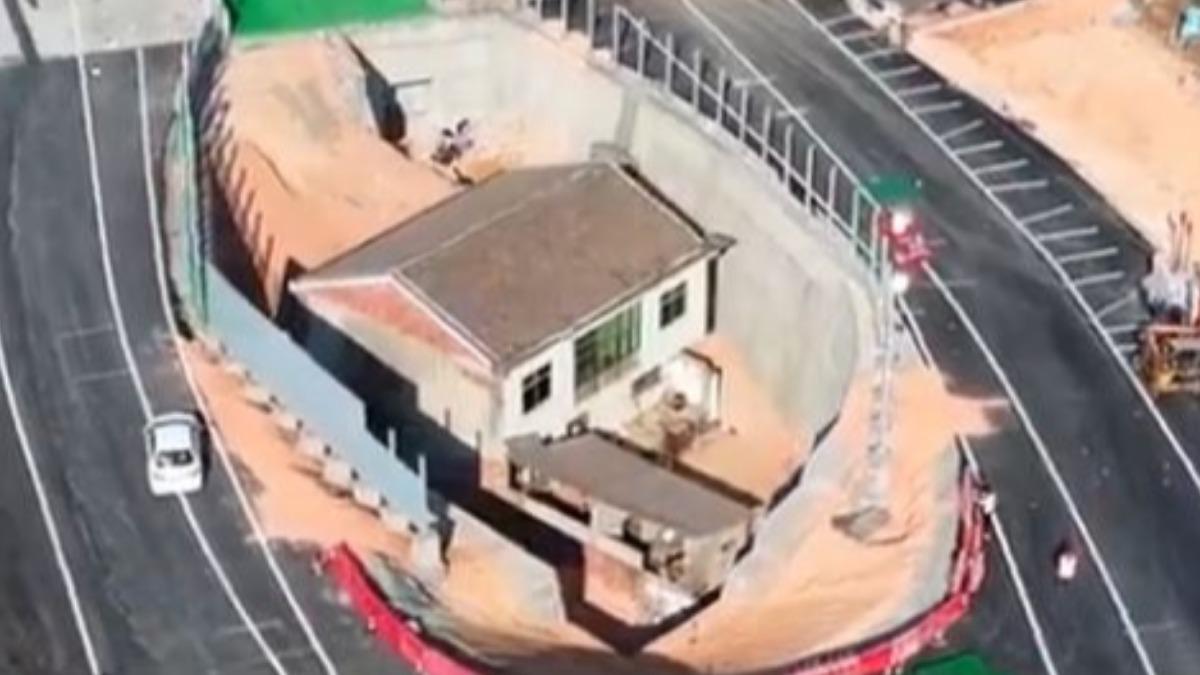 屋主拒絕搬遷，結果房子被高速公路包圍。（圖／取自微博）