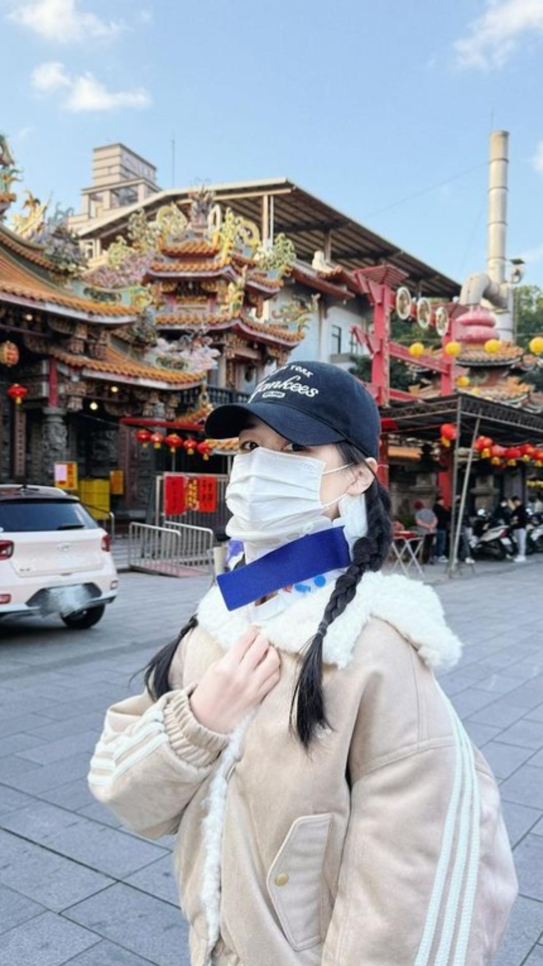 千千曬出戴護頸的照片報平安。（圖／翻攝千千IG）