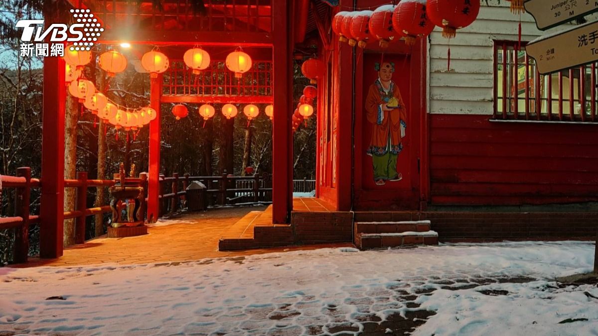 部分民眾已搶在封園前一睹雪景。（圖／TVBS）