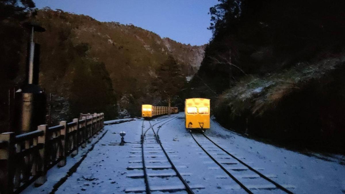 太平山國家森林遊樂區地面結冰、體感上相對乾冷。（圖／林保署宜蘭分署提供）