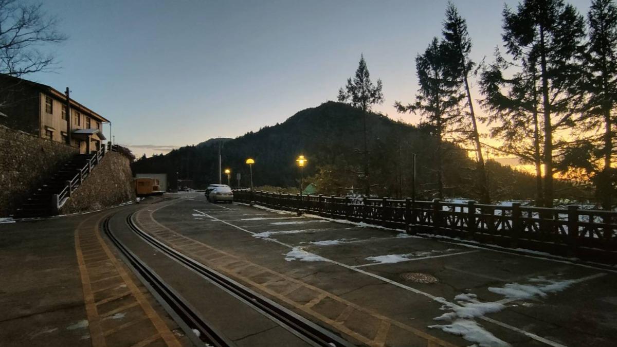 太平山國家森林遊樂區地面明顯結冰。（圖／ 林保署宜蘭分署提供）