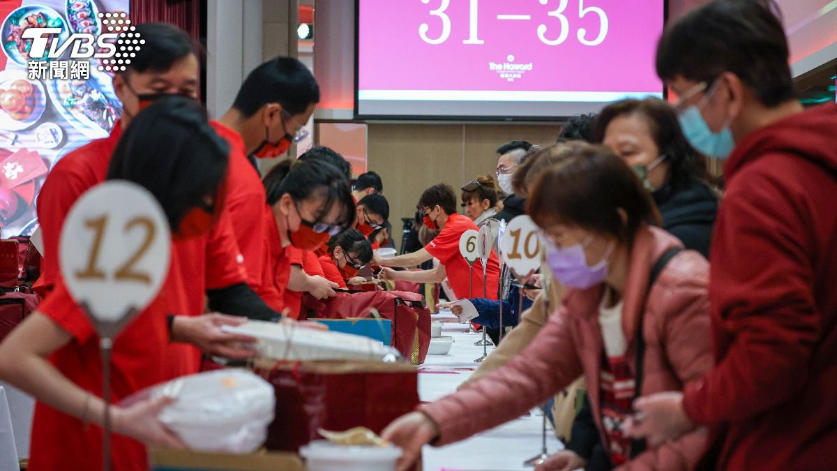 不少民眾一早就來飯店領取訂購年菜。（圖／記者華子琛攝）
