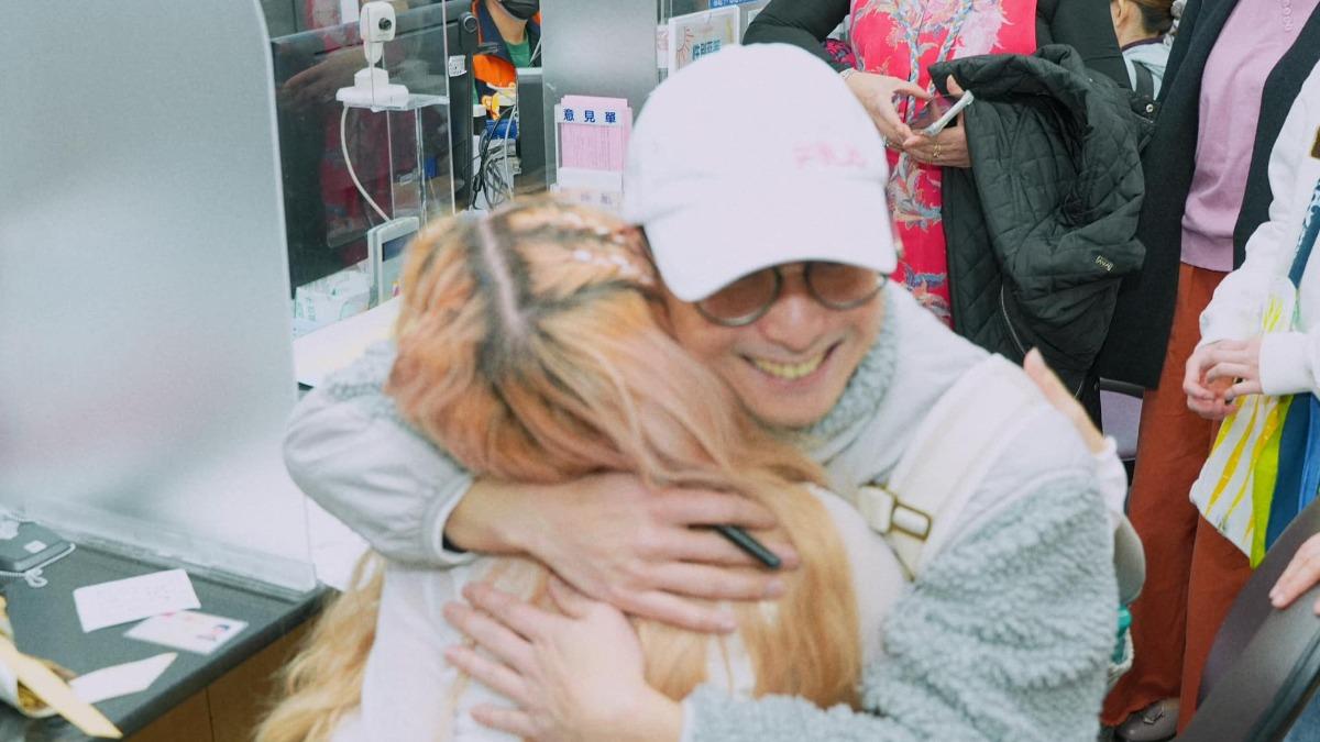 浩子激動擁抱黃云歆。（圖／翻攝自黃云歆臉書）