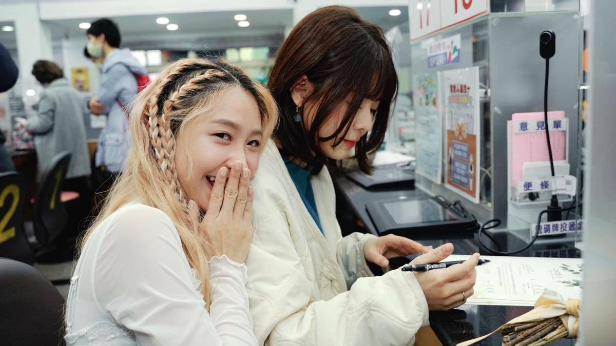 黃云歆結婚，好友葉芸希當證婚人。（圖／翻攝自黃云歆臉書）