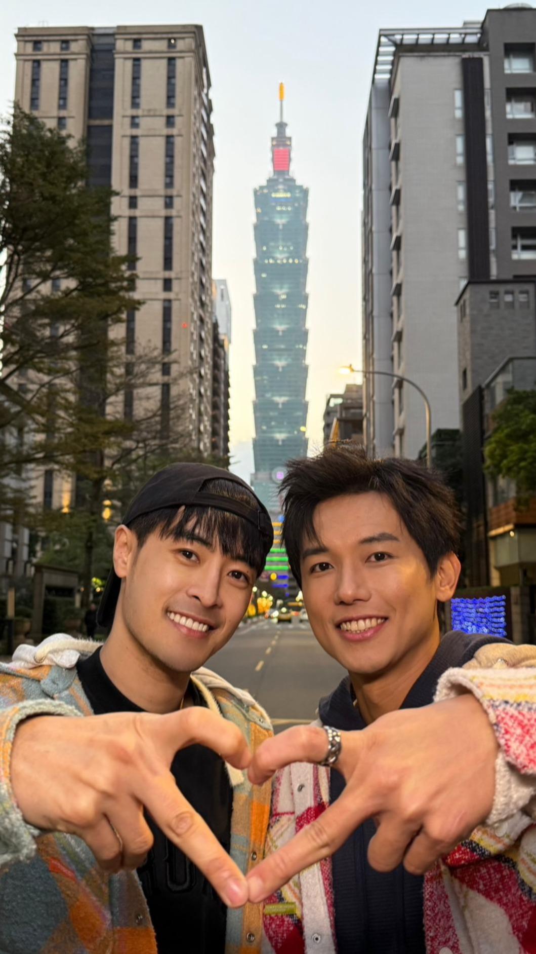 朱宇謀（左）、文威登跟「亮紅燈」的台北101合影。（圖／經紀人提供）