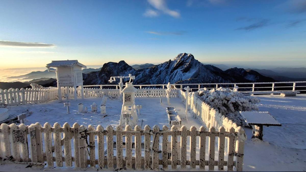 今（28）日凌晨2時4分，玉山低溫來到-14.5度，創下10年來的新低紀錄。（圖／氣象署提供）