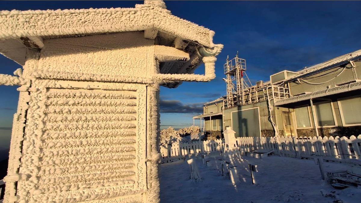 今（28）日凌晨2時4分，玉山低溫來到-14.5度，創下10年來的新低紀錄。（圖／氣象署提供）