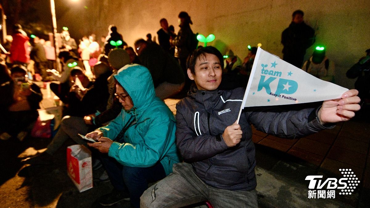 小草除夕夜聚集在土城看守所外，為柯文哲守歲打氣。（圖／胡瑞麒攝）