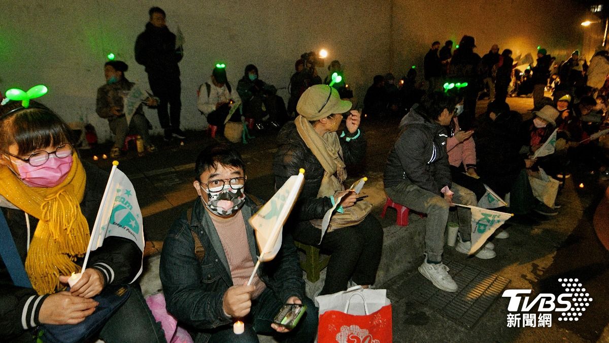 小草除夕夜現身土城看守所外。（圖／胡瑞麒攝）