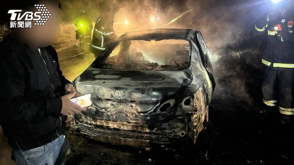 台東車子燃燒。（圖／TVBS）