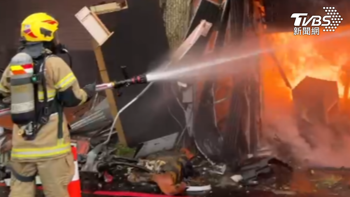 消防人員灑水灌救。（圖／TVBS）