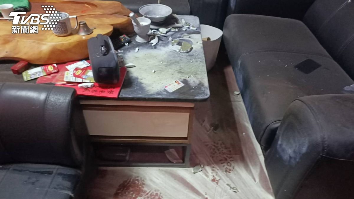 花蓮男重製煙火爆炸。（圖／TVBS）