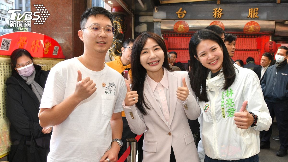 到覺修宮參拜的立委吳沛憶(右二)和市議員林亮君(右一)和民眾合照。(圖／胡瑞麒攝)