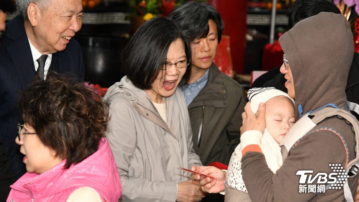 前總統蔡英文大年初一到覺修宮發福袋。(圖／胡瑞麒攝)