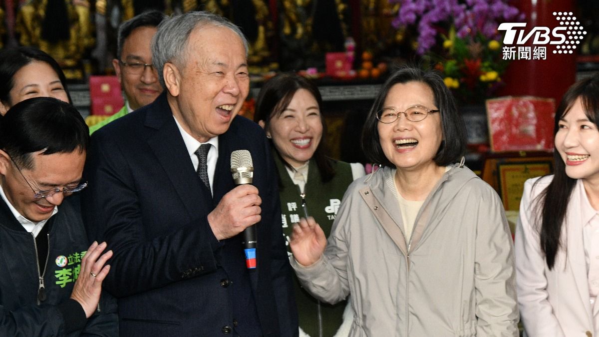 前總統蔡英文大年初一到覺修宮上香拜拜，覺修宮董事長陳忠源稱蔡十五年除了台南地震之外年年都來。(圖／胡瑞麒攝)