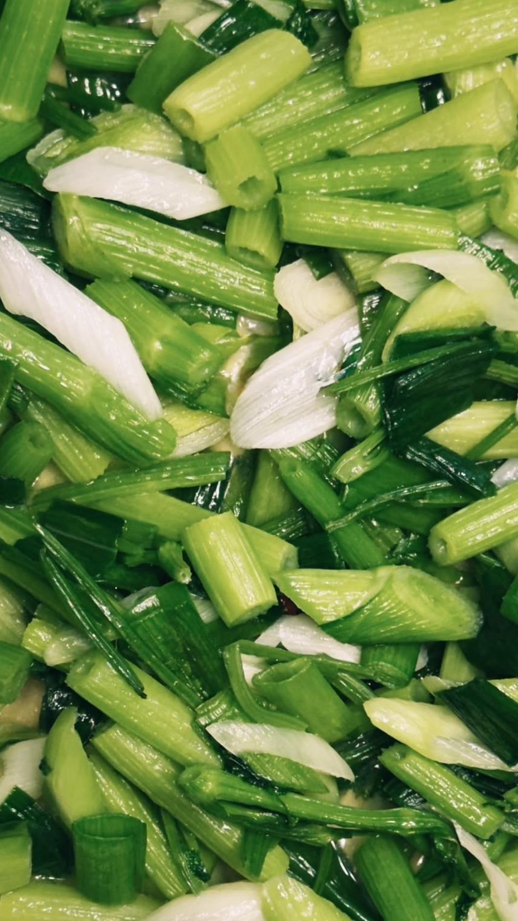 阿信家的年菜非常特別，是芹菜炒青蔥。（圖／翻攝自阿信Threads）