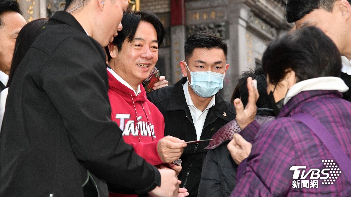 賴清德穿著中華職棒與總統府聯名客製款的紅色「Taiwan」帽T，展開為期3天的全台各地春節拜年行程。（圖／胡瑞麒攝）