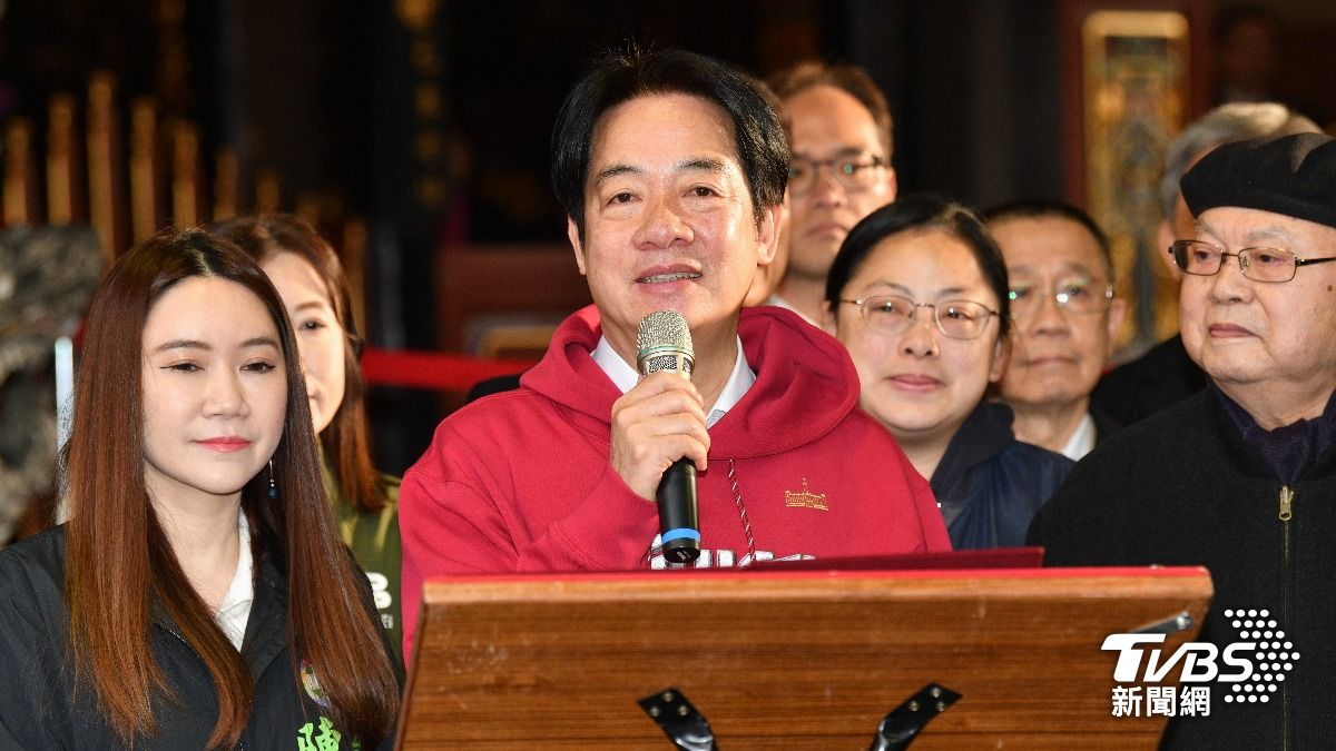 賴清德穿著中華職棒與總統府聯名客製款的紅色「Taiwan」帽T，展開為期3天的全台各地春節拜年行程。（圖／胡瑞麒攝）