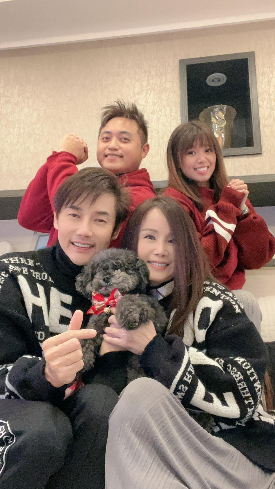 包偉銘除夕全家團圓，身為長輩的他開心放送大紅包。（圖／翰森娛樂提供）