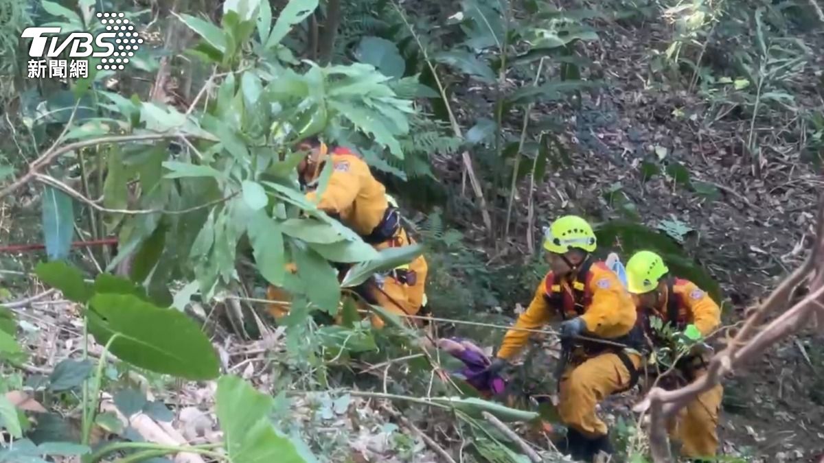 張男在咬人坑登山步道內準備迴轉時，不慎誤踩油門，結果掉到山谷內。（圖／TVBS）