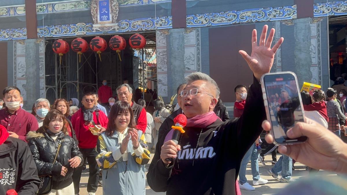 蔡其昌祝福何欣純「心想事成」。（圖／林冠丞攝）