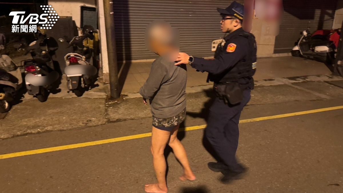 狀態不佳的73歲林姓老翁，只穿內褲蜷縮在東海大學人行道的牆角旁。（圖／TVBS）