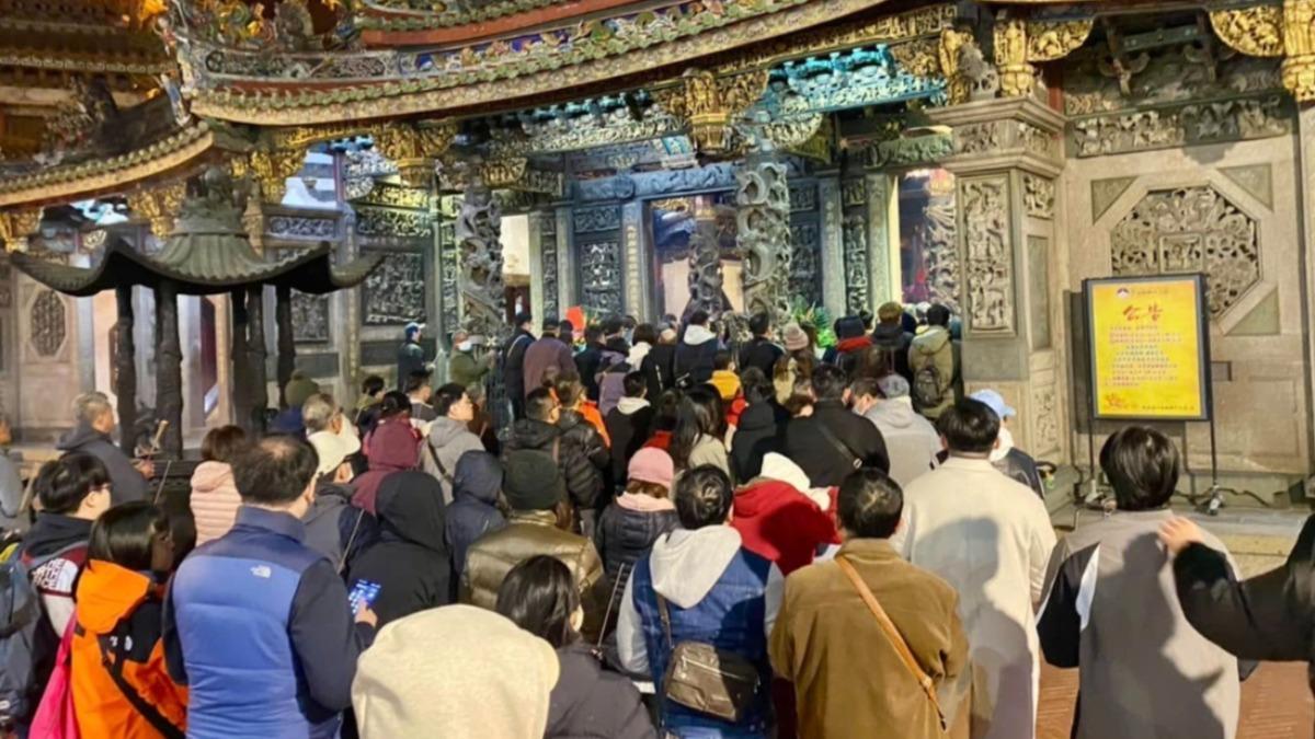 南鯤鯓代天府新春開廟門團拜人潮洶湧。（圖／翻攝南鯤鯓代天府fb）