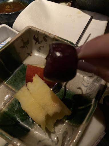 櫻桃疑似有被吃過的痕跡。（圖／翻攝自業者Google評論）