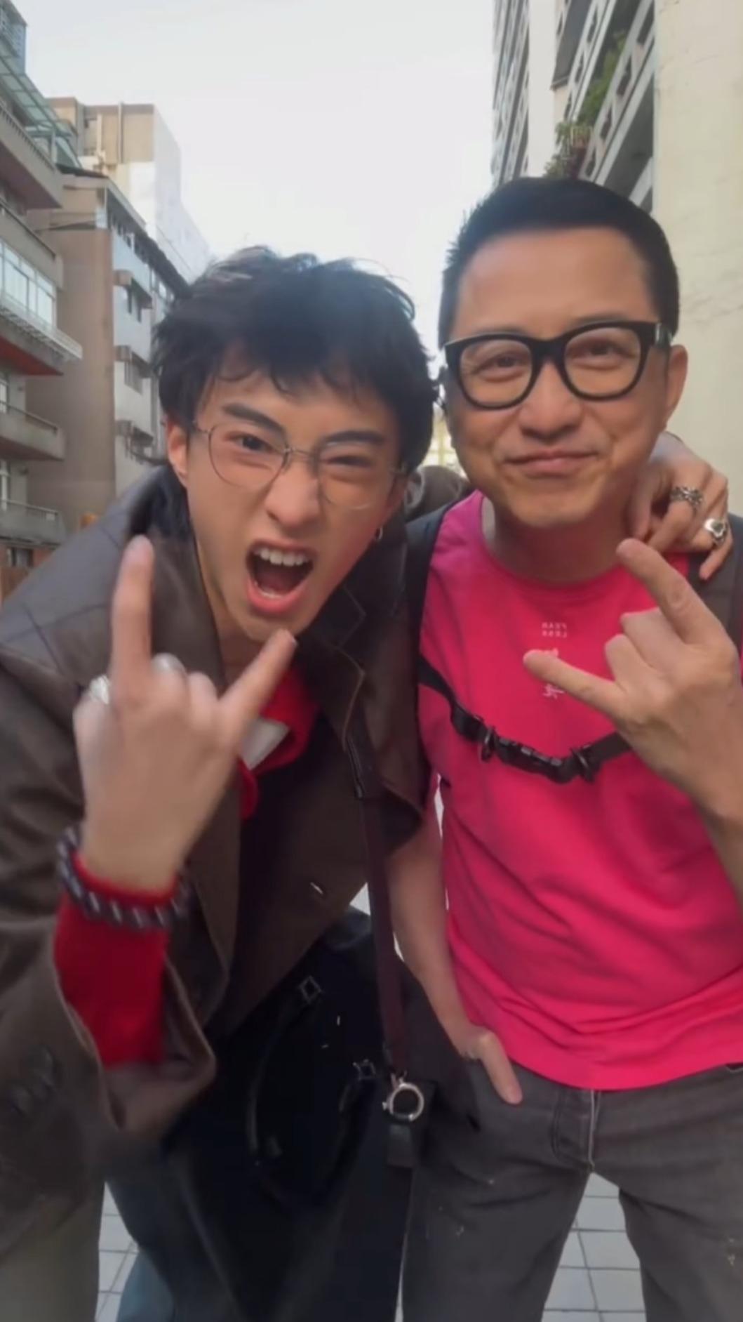 小哈利和哈林比起招牌的「ROCK」手勢。（圖／翻攝自庾恩利Threads）