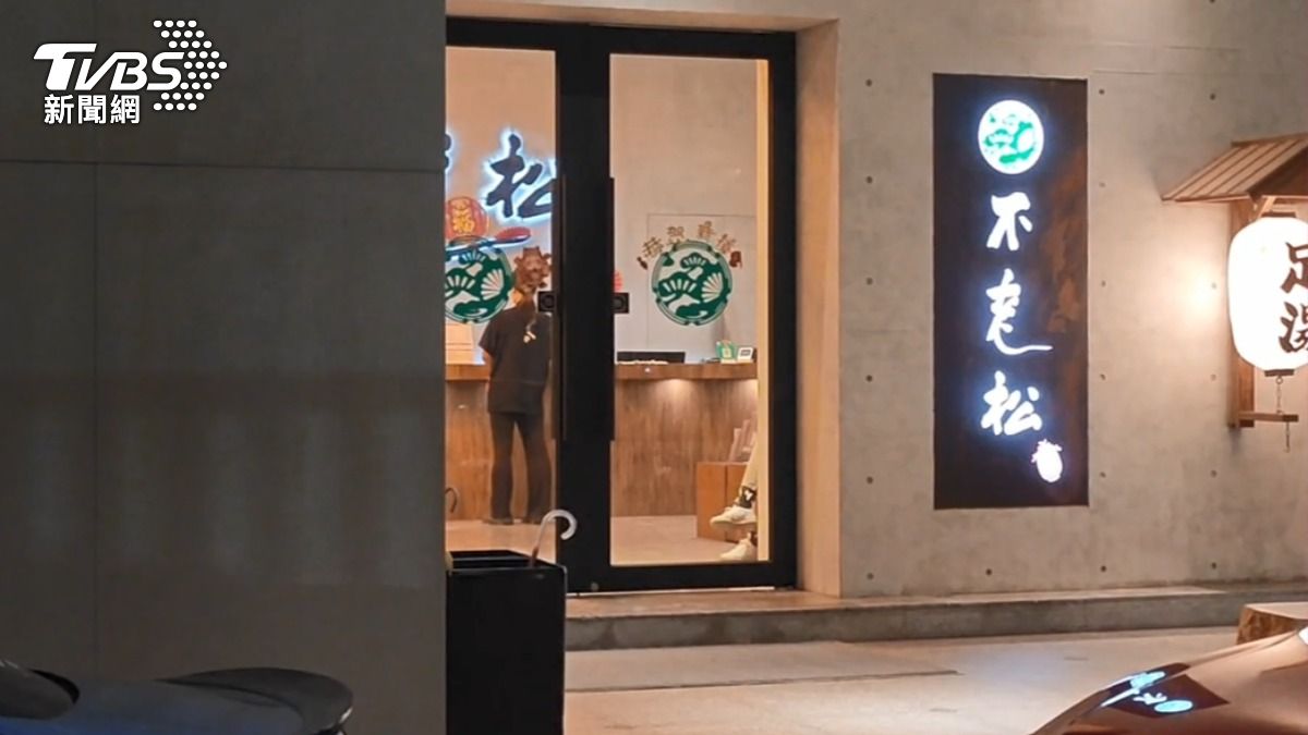 3人突然爆氣，用球棒砸毀大門以及櫃檯。（圖／TVBS）