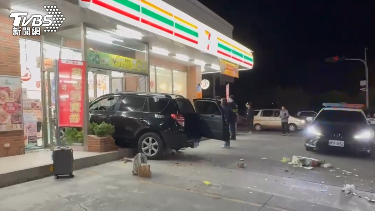 超商前一片凌亂。（圖／TVBS）