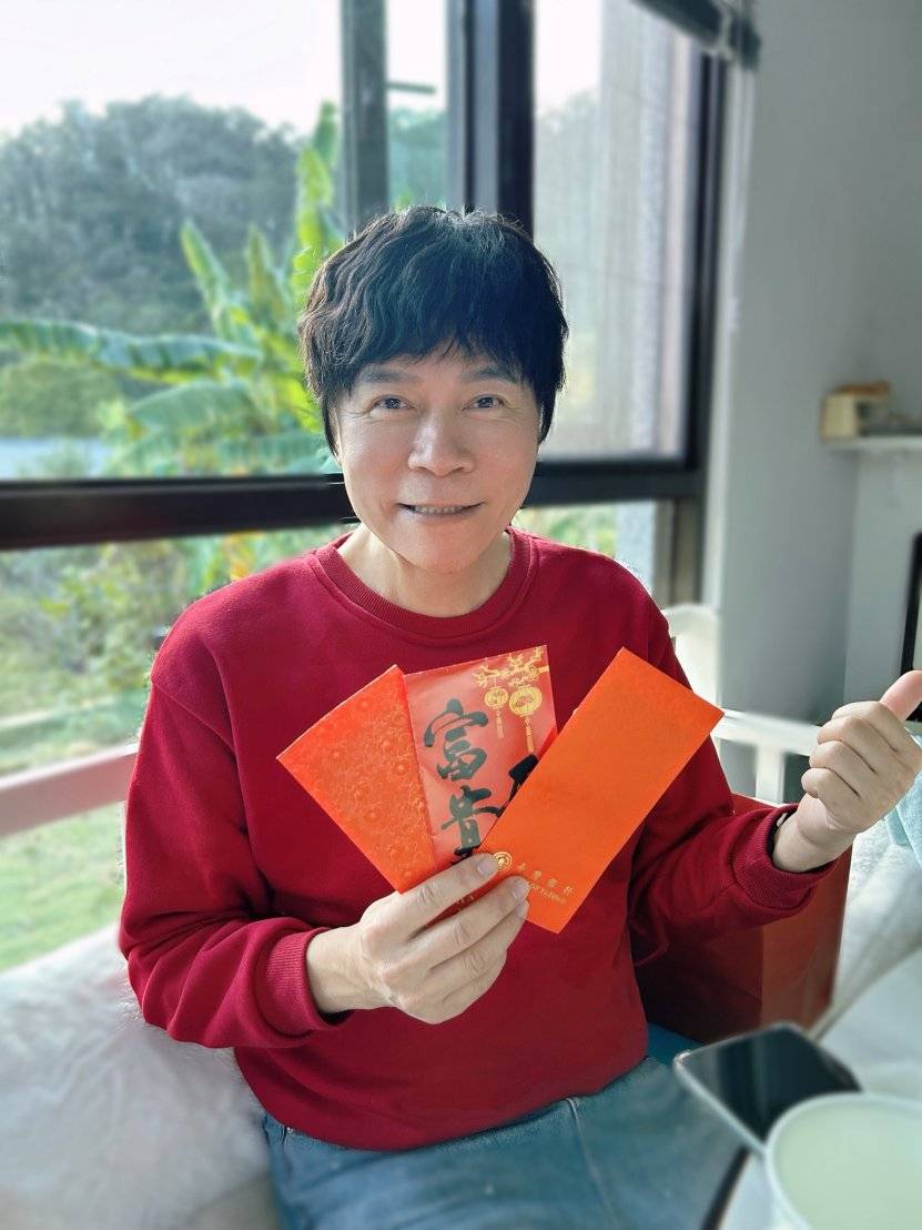 洪榮宏收到兒女的紅包，讓他笑開懷。（圖／翻攝自洪榮宏臉書）