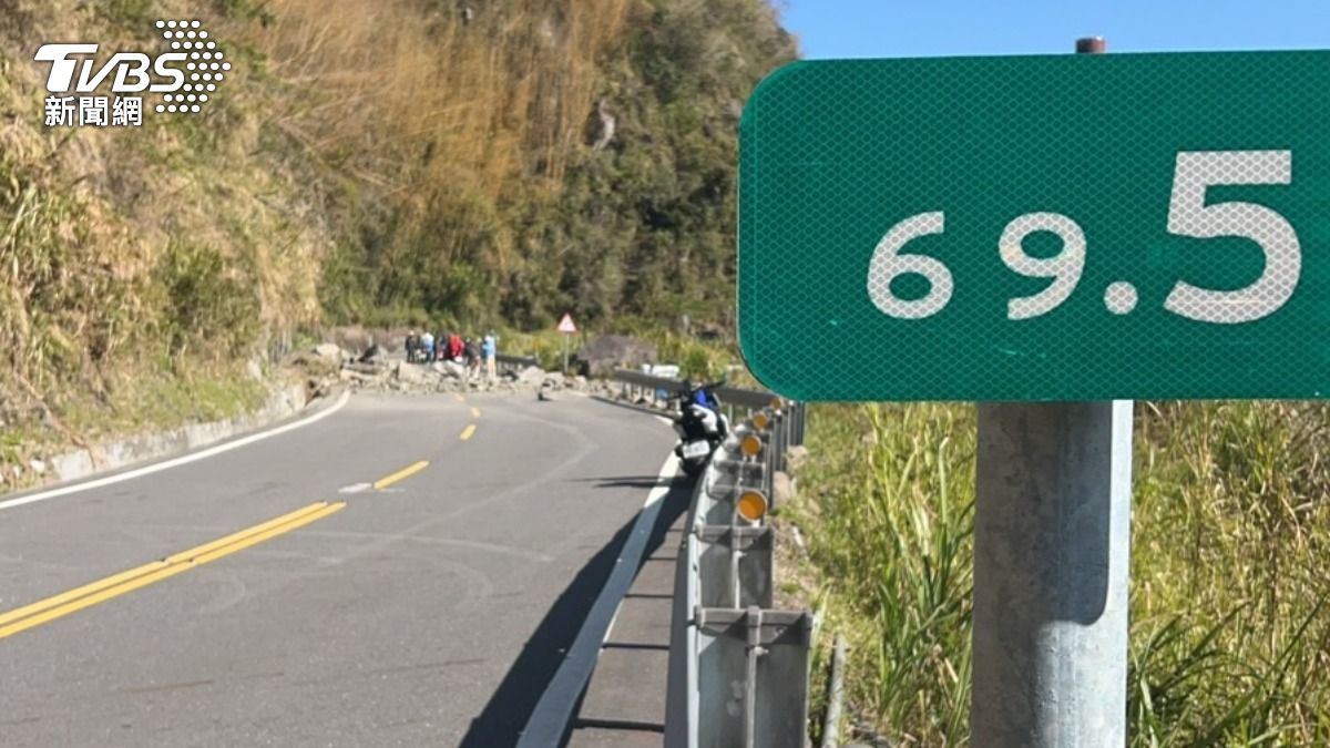 目前雙向道路中斷。（圖／TVBS）