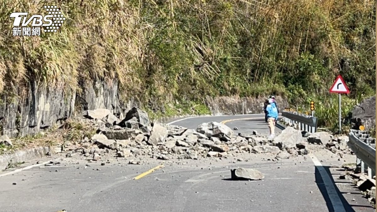 所幸落石並未傷及民眾。（圖／TVBS）