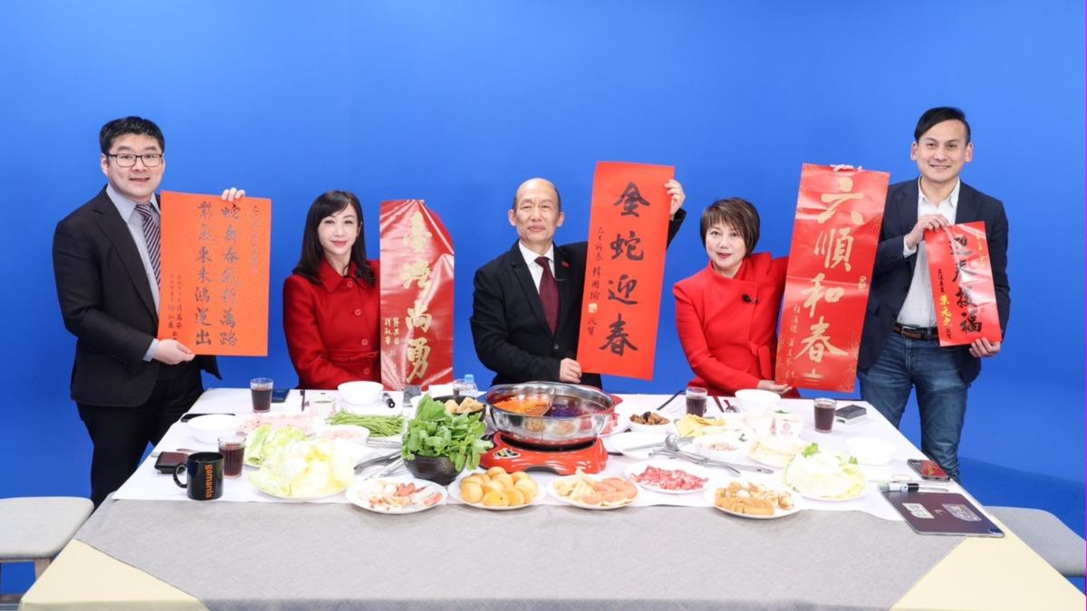 台北市議員徐弘庭（左起）、許淑華、郭子乾、立委范雲、立委葉元之吃飯聊八卦。（圖／NOWnews提供）