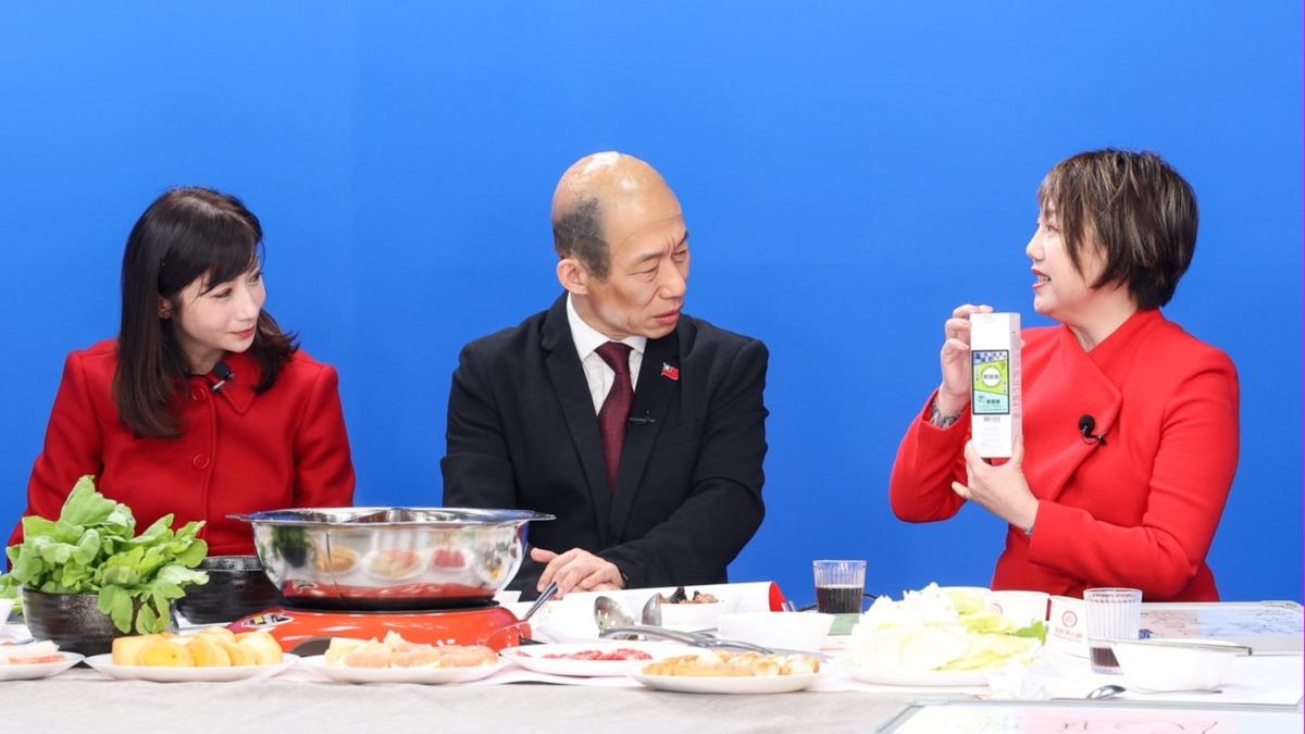 范雲（右）送郭子乾洗面乳稱能保平安。（圖／NOWnews提供）