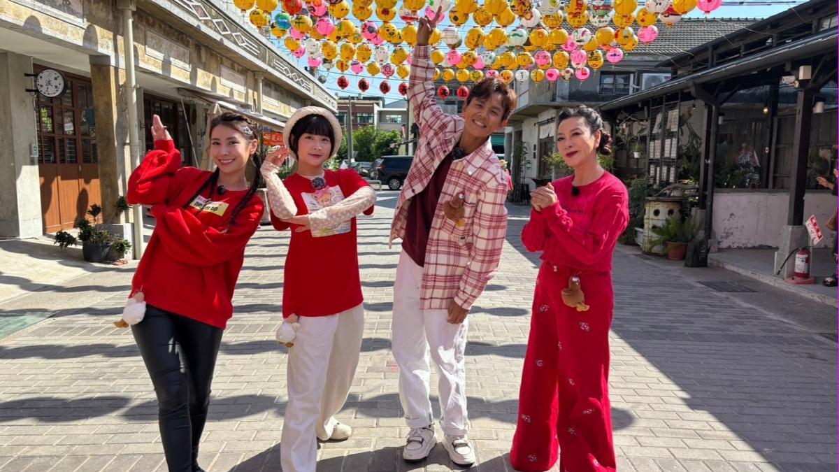 主持群到雲林順天宮熱鬧迎春。（圖／民視提供）